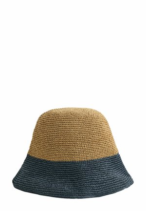 Tweekleurige geweven emmerhoed met een lichtbruine bovenkant en een donkergrijze rand, met daarop een gestructureerd gebreid patroon, afgebeeld op een witte achtergrond.