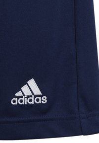 Marina blå träningsoverallshorts i slätt tyg, med en vit broderad Adidas-logotyp vid kanten och en enkel, ren design.