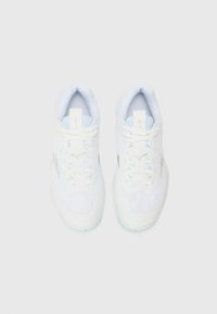 Weiße Sneakers mit einem strukturierten Netz-Obermaterial, ausgestattet mit blauen Akzenten, runder Zehenpartie und flachen Schnürsenkeln. Dezentes Logo und gepolsterte Sohlendetails.