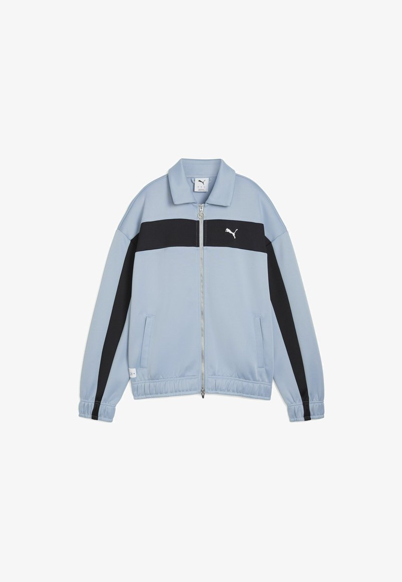 Ljusblå jacka med ett svart horisontellt rand, dragkedjestängning och två sidofickor. Har elastiska ärmslut och midjeband, med Puma-logotyp.