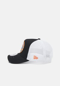 Casquette noire et blanche avec un dos en mesh, visière incurvée et un logo coloré à l'avant, avec un accent orange sur le côté.