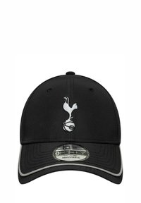 Casquette de baseball noire en tissu avec un logo brodé blanc représentant un coq debout sur un ballon de football. Sangle ajustable à l'arrière.