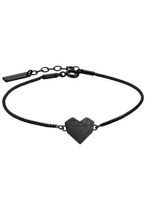 Le bracelet noir tressé présente un charme en forme de cœur géométrique, fabriqué dans un matériau mat avec des facettes triangulaires, sécurisé par un fermoir en mousqueton.