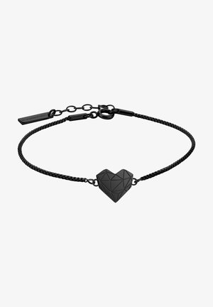 Braccialetto intrecciato nero con un ciondolo a forma di cuore geometrico, realizzato in un materiale opaco con superfici triangolari, fissato con una chiusura a moschettone.