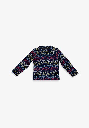 Chemise bleu marine à manches longues avec des contours de requins rouges, jaunes, bleus et blancs imprimés sur le tissu.