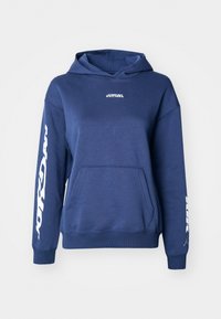 Sweatshirt azul-marinho feita de um tecido macio, com um bolso canguru, capuz ajustável por cordão e texto gráfico branco impresso na manga esquerda.
