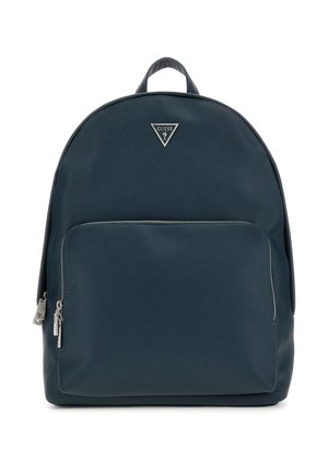 Dunkelblauer Rucksack mit einer glatten, synthetischen Oberfläche, abgerundetem oberen Teil, vorderer Reißverschlusstasche und silbernem Zubehör, das ein dreieckiges Logo zeigt.