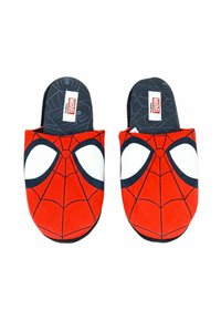 Pantofole rosse con un design della maschera di Spider-Man, caratterizzate da grandi occhi bianchi, un motivo a ragnatela nera sulle sole interne e un materiale morbido.