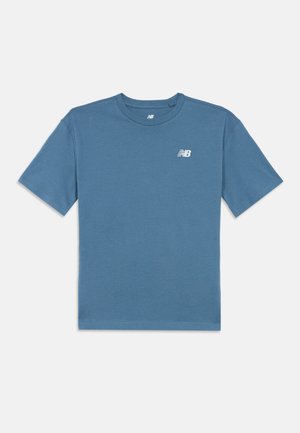T-shirt azul de manga curta com decote redondo, apresentando um pequeno logotipo branco da New Balance no lado esquerdo do peito e na parte interna da gola, em fundo branco.