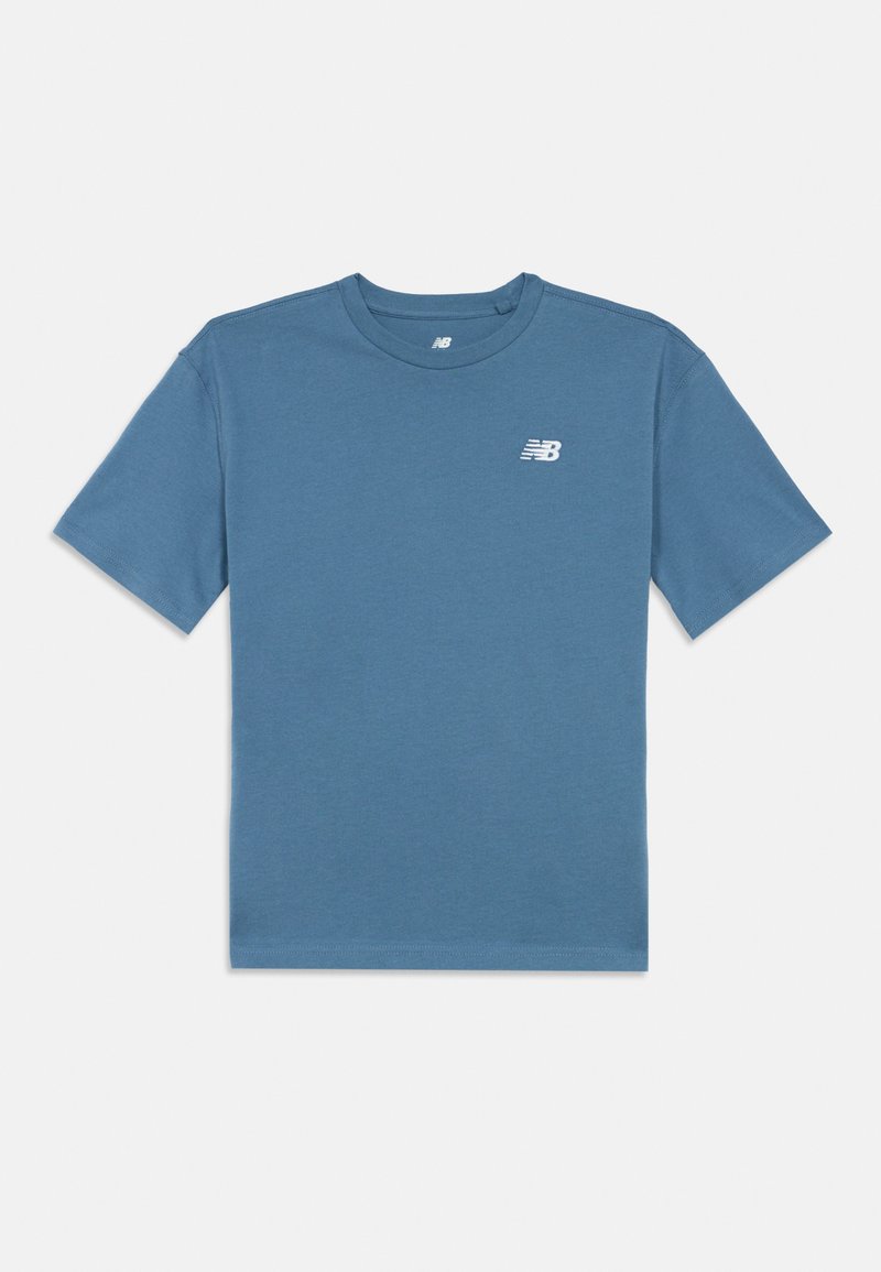 Modré tričko s krátkým rukávem a kulatým výstřihem s malým bílým logem New Balance na levé části hrudi a na vnitřní straně límce na bílém pozadí.