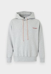 Ανοιχτό γκρι φούτερ με τσέπη μπροστά, κόκκινα και λευκά κορδονάκια και μικρό κόκκινο κείμενο "No Problemo" στο στήθος.