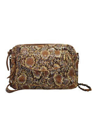 Sac à main marron à motif reptile avec une surface texturée, doté d'une fermeture éclair, d'une poche à rabat à l'avant et d'une bandoulière en chaîne.