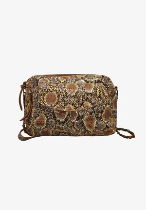 Sac à main marron à motif reptile avec une surface texturée, doté d'une fermeture éclair, d'une poche à rabat à l'avant et d'une bandoulière en chaîne.