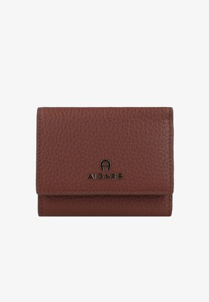 Cartera de cuero marrón texturizada con un patrón triangular, que presenta un diseño plegable y el logo "AIGNER" en relieve en la parte frontal.