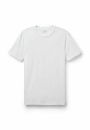 Prosty biały bawełniany T-shirt z krótkim rękawem i okrągłym dekoltem, ułożony płasko na białym tle.