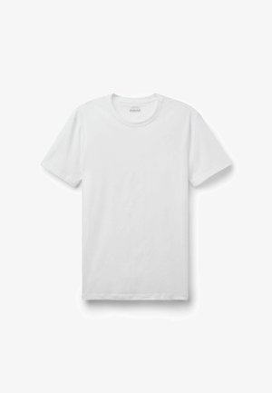 Prosty biały bawełniany T-shirt z krótkim rękawem i okrągłym dekoltem, ułożony płasko na białym tle.