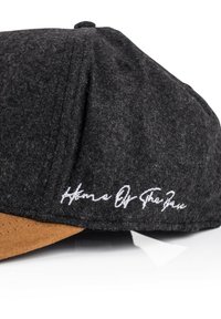 Cappello di lana nera con visiera in suede marrone, presenta la scritta ricamata in bianco "Home Of The Free" sulla parte anteriore, design strutturato.
