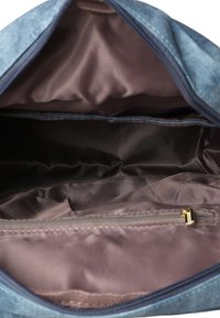 Modrý interiér tašky s kapsou na zip; hladká, texturovaná tkanina; tmavé podšívka; více přihrádek pro organizaci.