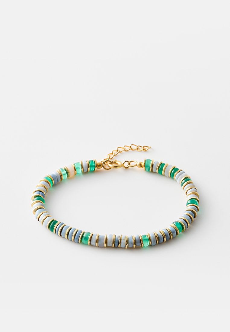 Perlenarmband mit bunten Keramikperlen in Grün, Blau und Weiß, akzentuiert mit Gold sowie einem goldenen Kettenverschluss zur Anpassung.