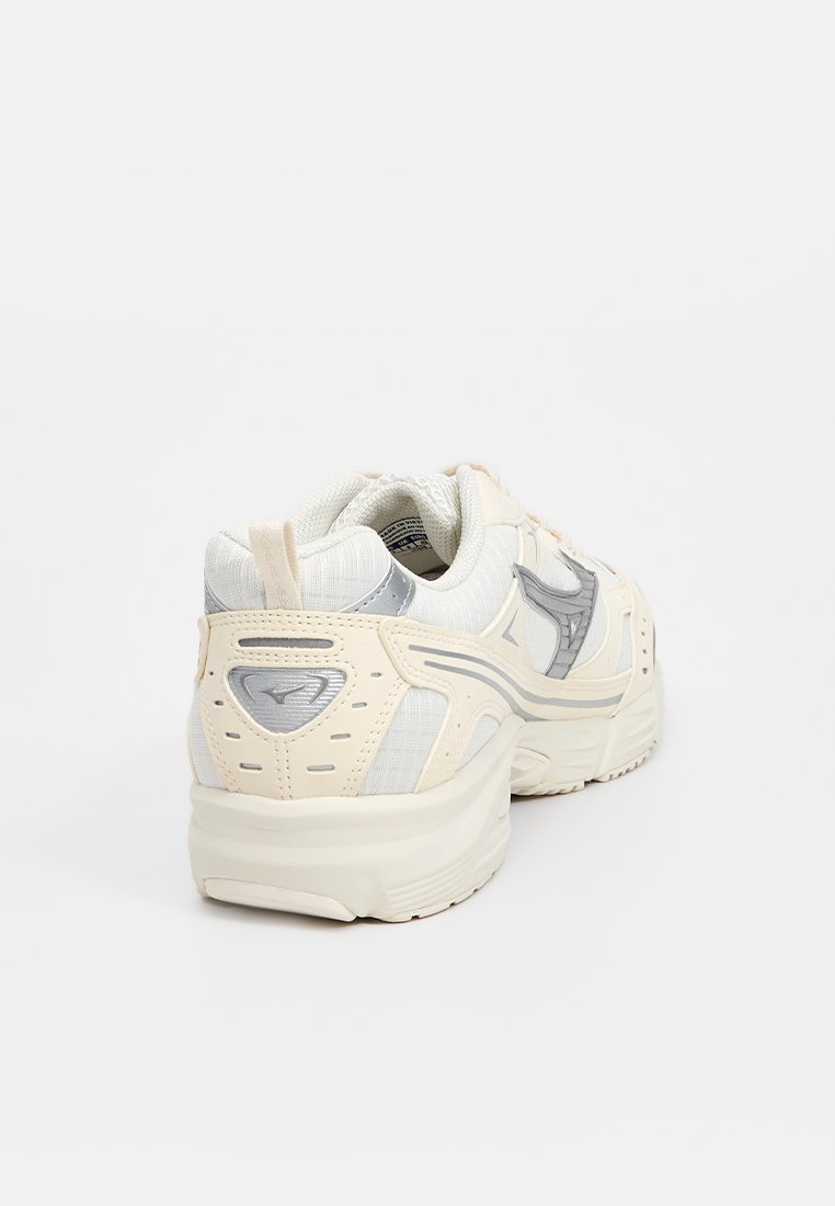 Zapatillas deportivas en blanco y gris, con tejido de malla, cuello acolchado y suelas estructuradas con acentos reflectantes y un diseño estampado.