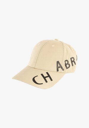 Casquette de baseball beige avec des lettres partielles noires "CH ABRA" imprimées sur les panneaux avant et latéraux.