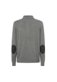 Pull en laine gris avec un col et des coudières en daim noir. Poignets et ourlet côtelés, texture lisse avec une coupe ajustée.