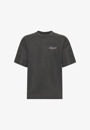 T-shirt nera oversize in tessuto morbido, con collo girocollo a coste e logo ricamato bianco sul petto a sinistra.