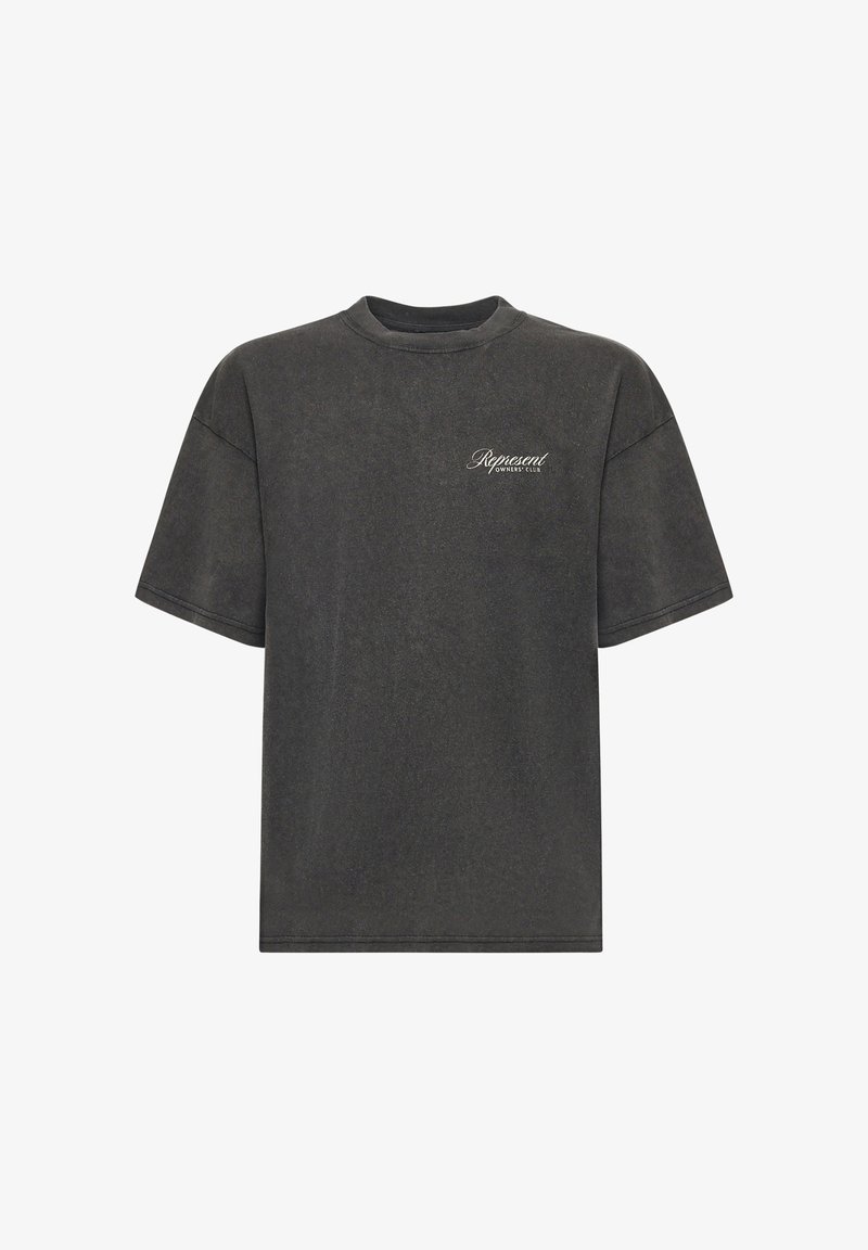 Camiseta negra de gran tamaño hecha de tela suave, con cuello redondo acanalado y logo bordado en blanco en el pecho izquierdo.