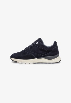 Baskets en suède marine avec une semelle composite, dotées d'un col rembourré, d'un design lacé et de subtils accents angulaires sur le côté.