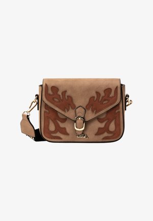Borsa a tracolla in camoscio color cuoio con dettagli in pelle marrone a forma di fiamma, fibbia frontale e tracolla removibile con ferrature dorate.