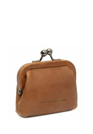 Pequeño monedero de cuero marrón con cierre metálico y la marca "The Chesterfield Brand" grabada en el frente.