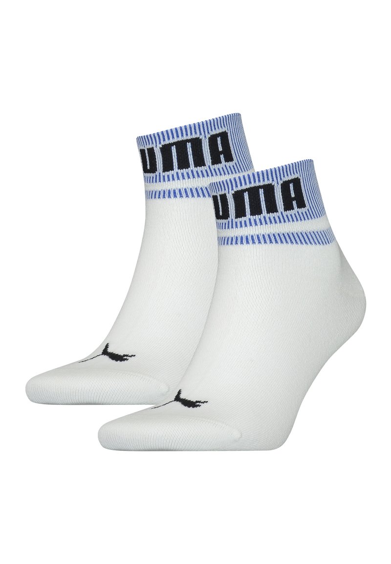 Calcetines de tobillo blancos con puños acanalados en azul claro que presentan el logo negro de "Puma" y un pequeño logo negro cerca del dedo del pie. Tejido suave y elástico.