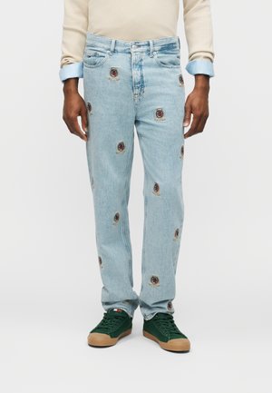 Tommy Jeans SONNY EMBROIDERY REGULAR TAPERED LEG JEANS - Répafazonú farmer - denim light