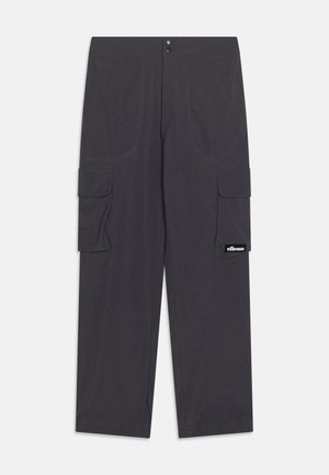 Pantalon cargo noir avec poches avant, poches latérales à rabat et un petit logo ellesse sur la poche latérale droite.