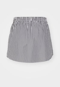Jupe-culotte à rayures noires et blanches avec une taille élastique, présentant des rayures verticales et un design légèrement évasé. Texture de tissu léger.