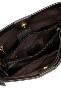 Wnętrze brązowej skórzanej torebki, zawierające dwie kieszenie na zamek, boczną przegrodę, złote akcenty oraz gładkie, ciemne wykończenie.