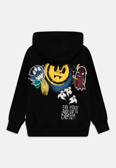 Felpa nera con cappuccio e una grande grafica sul retro che presenta un volto sorridente giallo, mostri colorati e la scritta "LEI ASSOMIGLIA PROPRIO A UN SOGNO."