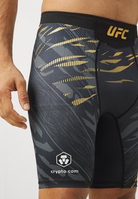 Venum UFC AUTHENTIC FIGHT NIGHT MENS VALE TUDO SHORTS - Punčochy - black/gold