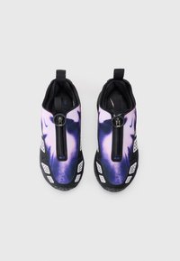 Um par de ténis slip-on em tie-dye preto e roxo com fechos centralizados e detalhes brancos, exibidos de cima sobre um fundo claro.