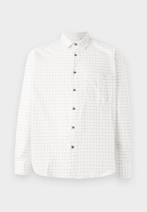 Camisa blanca de botones con un patrón de cuadrícula en azul marino, que cuenta con un bolsillo en el pecho, dobladillo redondeado y botones de madera. Tela ligera.