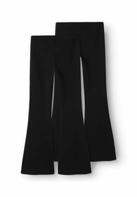 Schwarze Schlaghosen aus einem glatten Material mit slim fit an der Taille, die von den Knien bis zum Saum allmählich breiter werden.