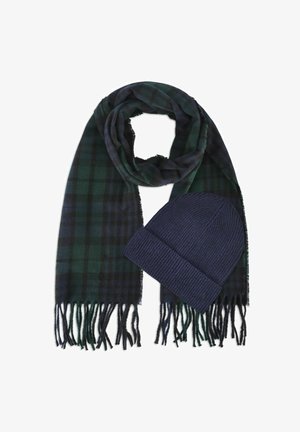 Szalik w ciemnozieloną i granatową kratę z frędzlami na krawędziach, zestawiony z prążkowaną granatową czapką. Oba wykonane z miękkiego, ciepłego materiału.