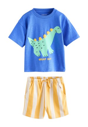 Kék rövid ujjú ing zöld dinoszaurussal és 'Great Day' felirattal, sárga-fehér függőleges csíkos rövidnadrággal, melynek derék részén húzózsinór van.