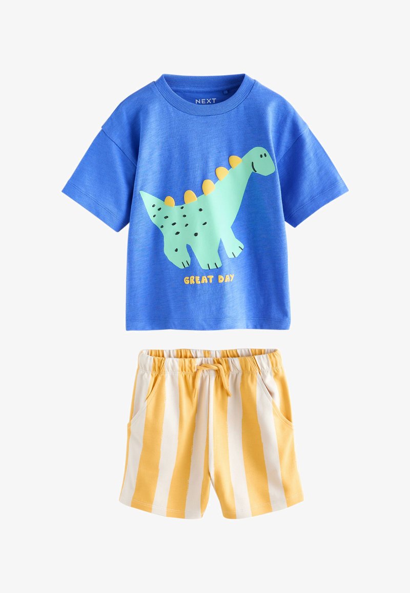 Chemise bleue à manches courtes avec dinosaure vert et texte « Great Day », associée à un short rayé vertical jaune et blanc avec cordon de serrage.