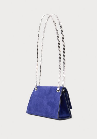 Μικρή μπλε σουέντ τσάντα χειρός με διπλούς ιμάντες ώμου ασημί αλυσίδα και ορθογώνιες πλευρές με πιέτες.