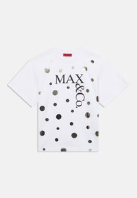 Λευκό T-shirt με κοντά μανίκια, με μαύρο κείμενο "MAX & Co." και διάσπαρτες μεταλλικές ασημί πουά στο μπροστινό μέρος.
