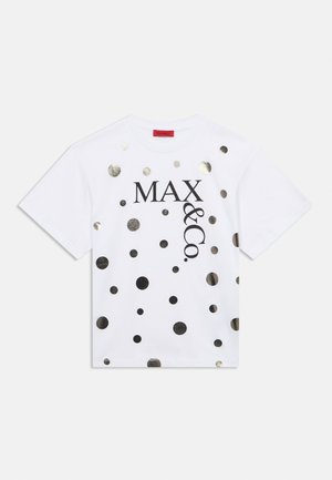 Witte T-shirt met korte mouwen, zwarte tekst "MAX & Co." en verspreide metallic zilveren stippen aan de voorkant.