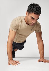 Nike Performance FLEX - T-skjorte til trening - khaki/black