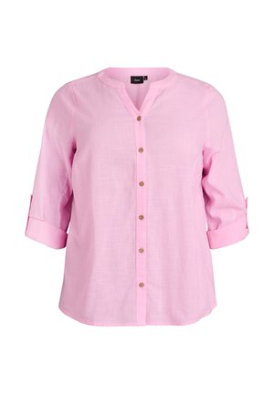 Camisa rosa con botones, escote en V, mangas con puños de dos botones y tejido texturizado. Cuenta con botones de madera en la parte delantera.