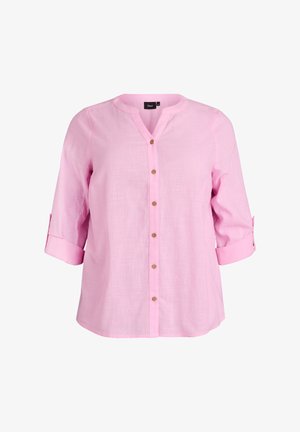 Camisa rosa con botones, escote en V, mangas con puños de dos botones y tejido texturizado. Cuenta con botones de madera en la parte delantera.